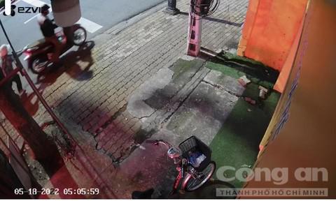 Người phụ nữ kéo xe đối tượng lại nhưng không kịp