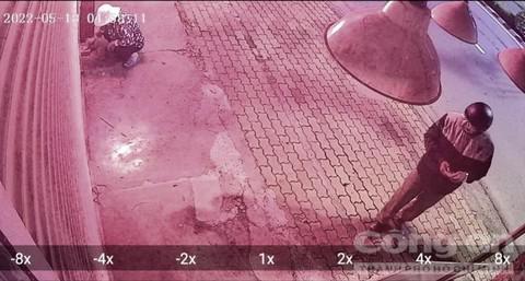 Người đàn ông đứng dò vé số, còn bà Đ loay hoay dọn chỗ.