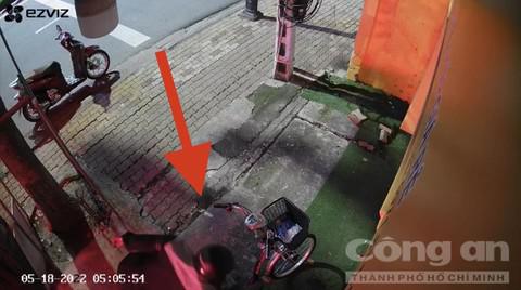 Đối tượng lấy chiếc túi xách người phụ nữ để trong góc.