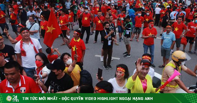Viet Tri Stadium was ever crowded, fans paraded the streets