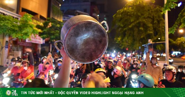 U23 Vietnam entered the final, fans brought trays, pots… to the street to “storm”