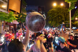 Tin tức trong ngày - U23 Việt Nam vào chung kết, fan mang cả mâm, xoong nồi… ra đường đi “bão”