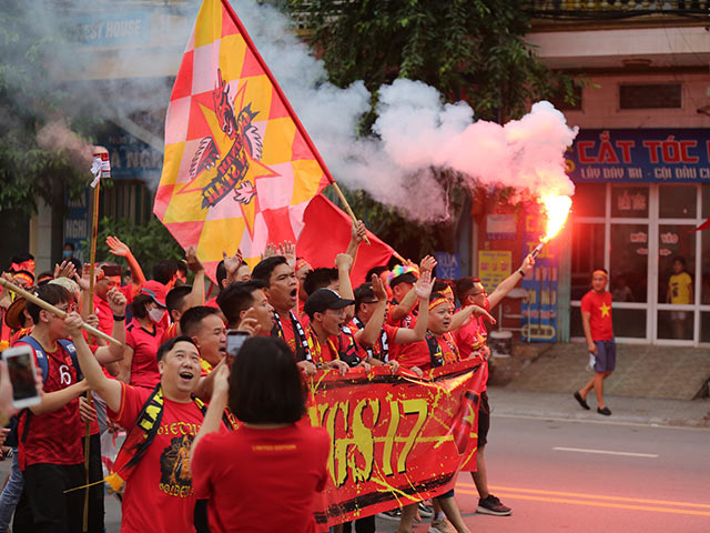 Bóng đá - Fan đốt pháo tuần hành ở Việt Trì, mở hội "tiếp lửa" U23 Việt Nam đấu U23 Malaysia
