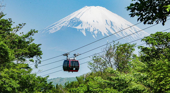 Cáp treo Hakone với nền núi Phú Sĩ (biểu tượng của Nhật Bản) là một trong các điểm đến không thể thiếu đối với đại đa số du khách. 
