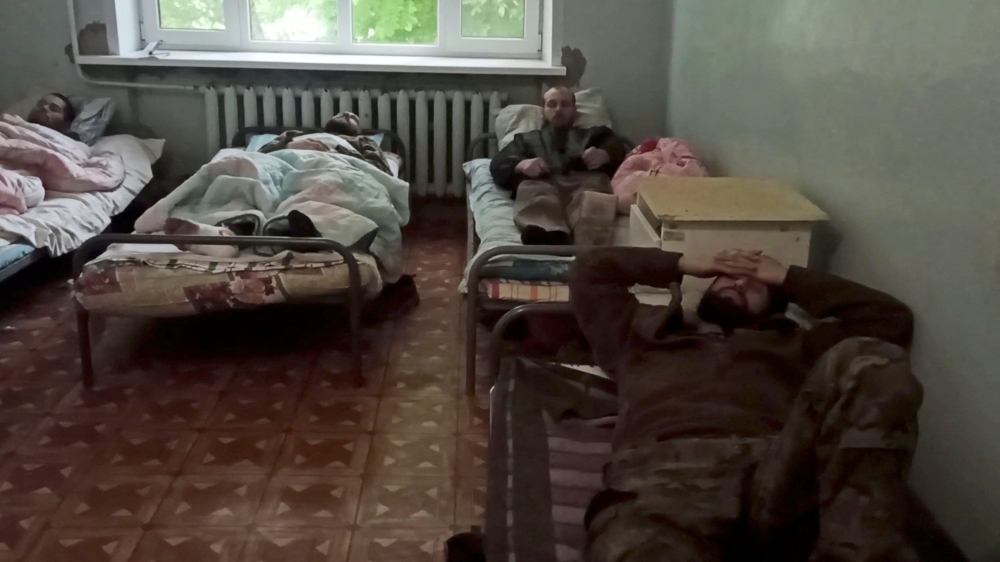 Binh sĩ Ukraine đầu hàng quân đội Nga được chăm sóc y tế (ảnh: TASS)