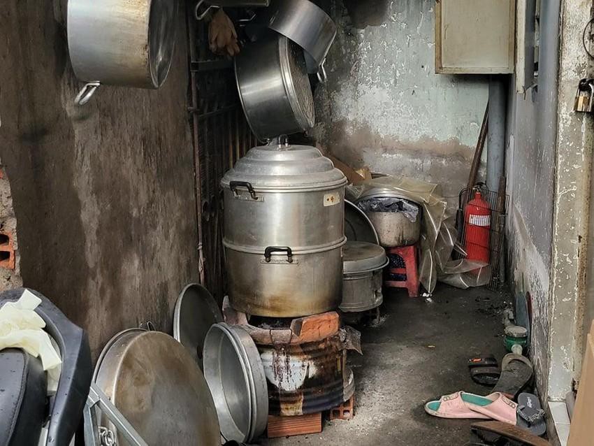 Hành lang bên ngoài phòng trọ 4 người tử vong có để bếp than. Ảnh: Tự Sang