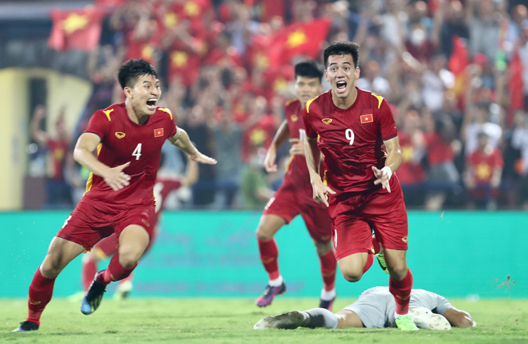 Giây phút Tiến Linh ghi bàn đưa U23 Việt Nam vào chung kết, CĐV ôm nhau nhảy múa - 1