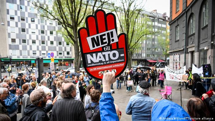 Người dân Thụy Điển tuần hành phản đối gia nhập NATO (ảnh: DW)