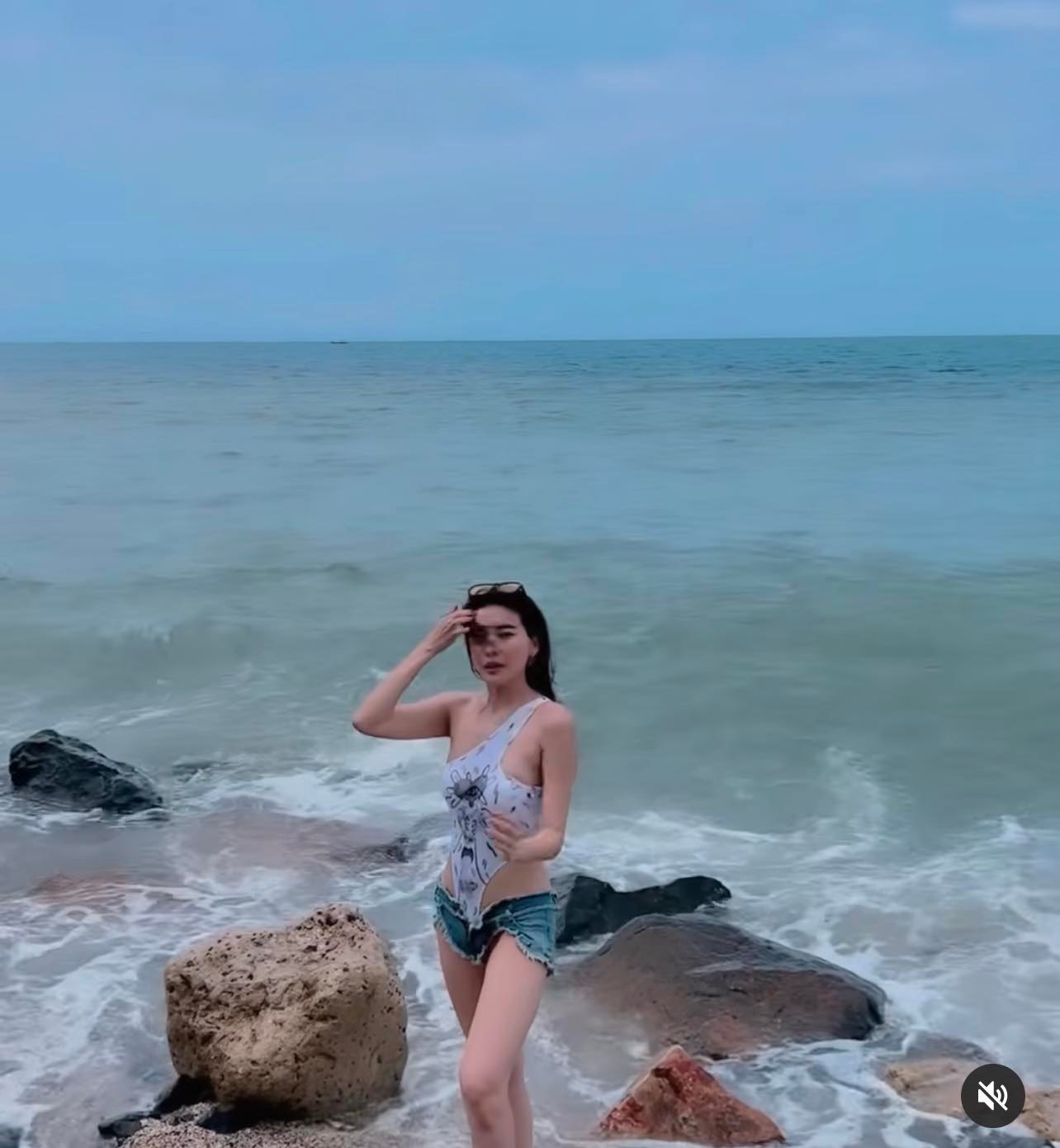 Nữ thiếu uý phim "Bão ngầm" khéo mặc đồ chống phô với chiếc áo bơi ít ai dám thử - 4
