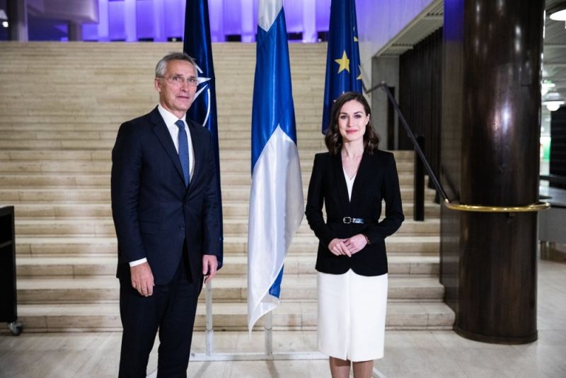 Thủ tướng Phần Lan Sanna Marin (bên phải)&nbsp;trong một cuộc gặp với Tổng Thư ký NATO Jens Stoltenberg (ảnh: Reuters)