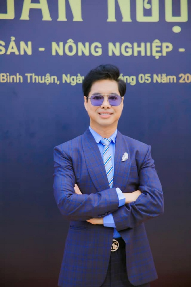 “Vua nhạc sến” Ngọc Sơn giữ vị trí Chủ tịch tập đoàn mang tên mình, kinh doanh lĩnh vực bất động sản, nông nghiệp và du lịch.