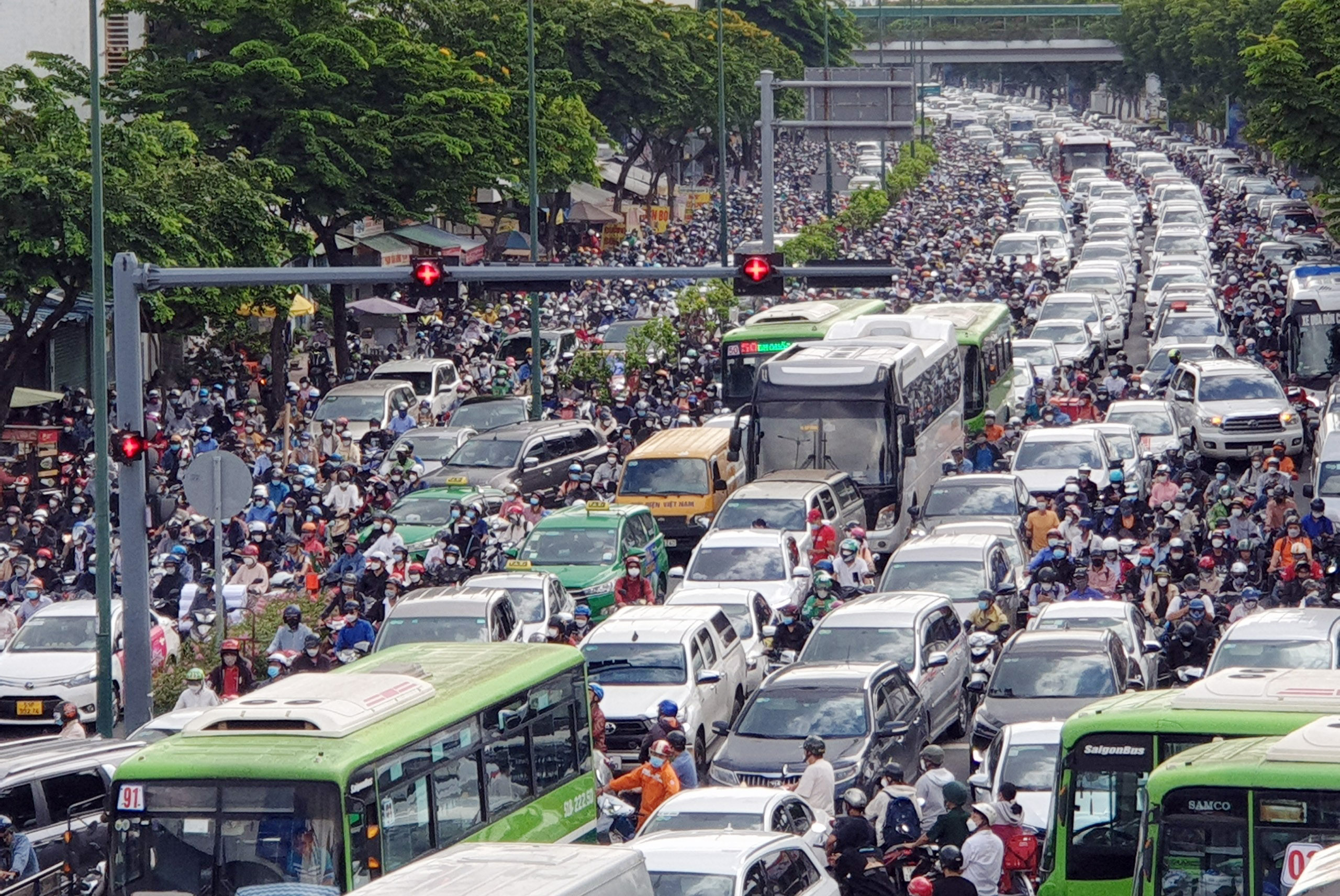 Sáng nay, giao thông trên đường Phạm Văn Đồng (quận Gò Vấp) xảy ra ùn tắc&nbsp;nghiêm trọng khiến hàng ngàn phương tiện&nbsp;“chôn chân” trên đường.