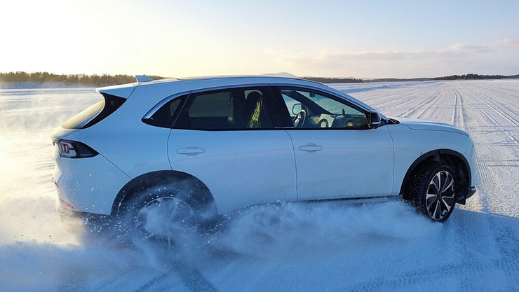 VinFast VF 8 drift is very cool on snow in Europe - 1
