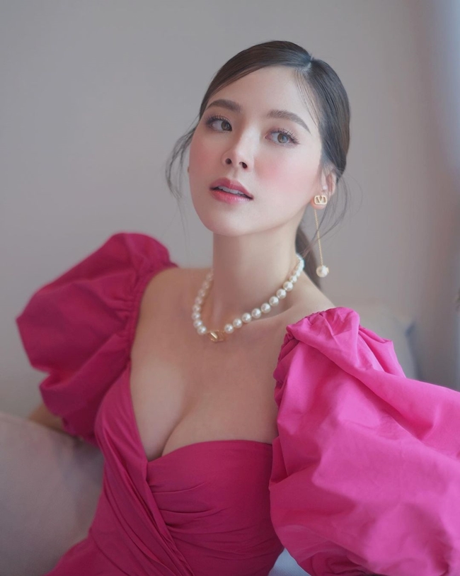 Cụ thể, cát-xê đóng phim của Baifern Pimchanok là 150.000/baht (100 triệu VND), đóng quảng cáo từ 8 triệu baht (5 tỷ VND), dự sự kiện là 180.000 baht (120 triệu VND).
