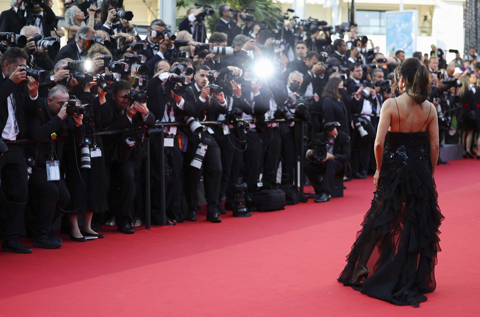 Những bộ váy gây sốc nhất thảm đỏ Cannes - 1