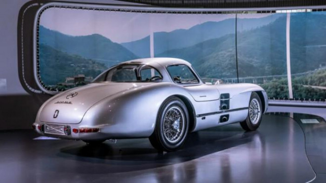 Chiếc Mercedes-Benz SLR coupe đời 1955 vừa được bán với giá 142 triệu USD