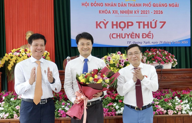 Ông Trà Thanh Danh (giữa) được bầu giữ chức Chủ tịch UBND TP Quảng Ngãi. Ảnh: T.Trực