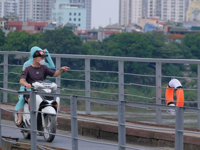 Tin tức trong ngày - Thực hư hàng loạt phao cứu sinh lắp trên các cây cầu qua sông Hồng bị mất