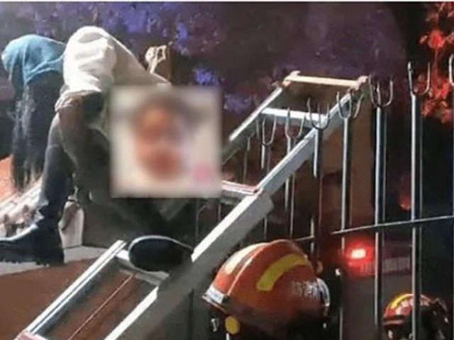 Bạn trẻ - Cuộc sống - Trèo tường ra ngoài để hẹn hò với bạn trai, nữ sinh đại học gặp sự cố muốn độn thổ