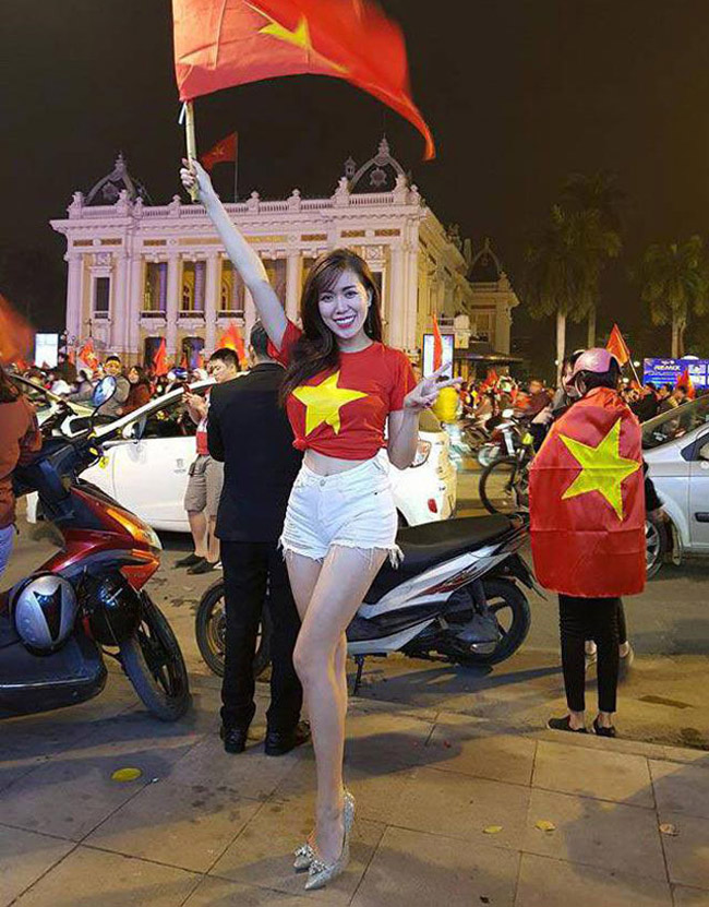 Nhiều hot girl, người nổi tiếng cũng xuống phố cổ vũ cho bóng đá Việt Nam. 
