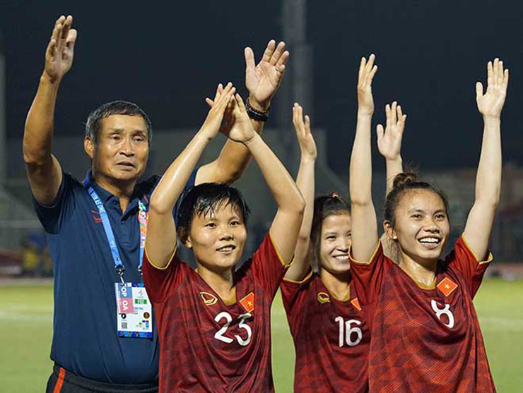 HLV Mai Đức Chung cùng các nữ cầu thủ Việt Nam đoạt HCV tại SEA Games 30