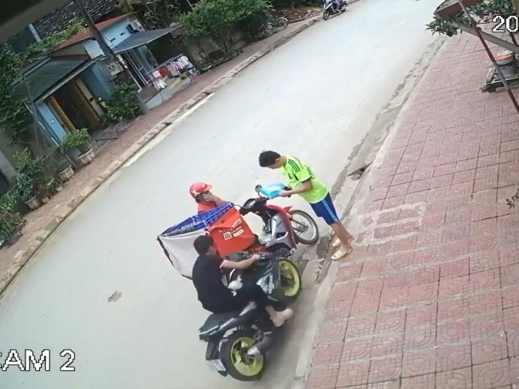 Xe máy - Xe đạp - Clip: Đang nhận đồ, thanh niên "đứng hình" khi chiếc xe máy lao vào