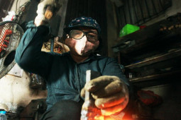 Tin tức trong ngày - Nữ nghệ nhân duy nhất ở làng rèn Đa Sỹ