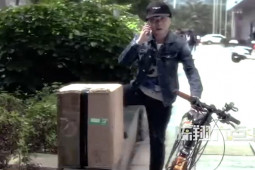 Clip hài hước - Anh chàng shipper lười biếng và vị khách hàng "số nhọ"