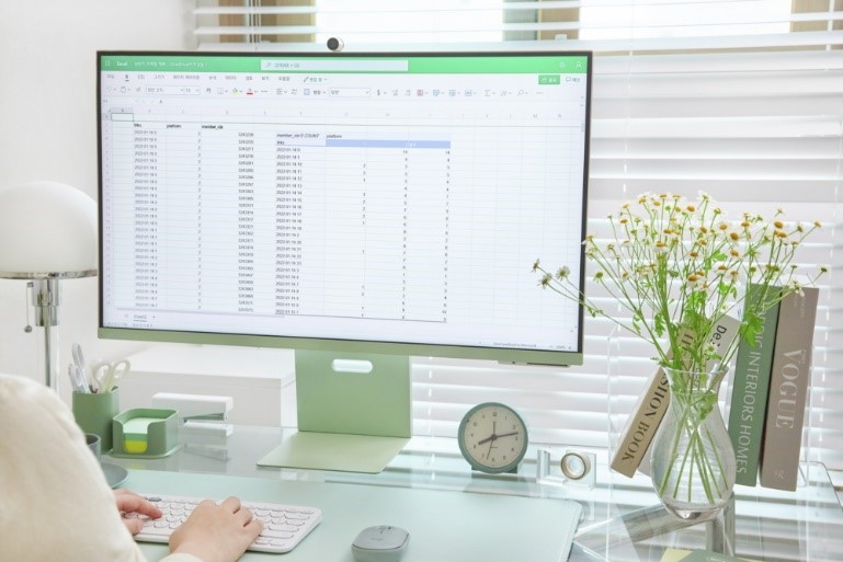 Một góc làm việc theo phong cách Hitech nhưng vẫn thanh lịch và chuyên nghiệp  khi dùng màu pastel cho các vật dụng văn phòng, đồ trang trí và lựa chọn Màn Hình Thông Minh M8 màu xanh Spring Green