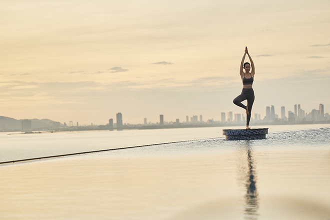 Hồ bơi vô cực tại tầng 22 với tầm nhìn bao trọn Vịnh Đà Nẵng và trung tâm thành phố