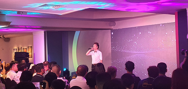 Ca sĩ Minh Vương M4U khuấy động không khí bữa tiệc, mang đến 2 ca khúc Bài Ca Tình Yêu và Như Ngày Xưa Em Đến