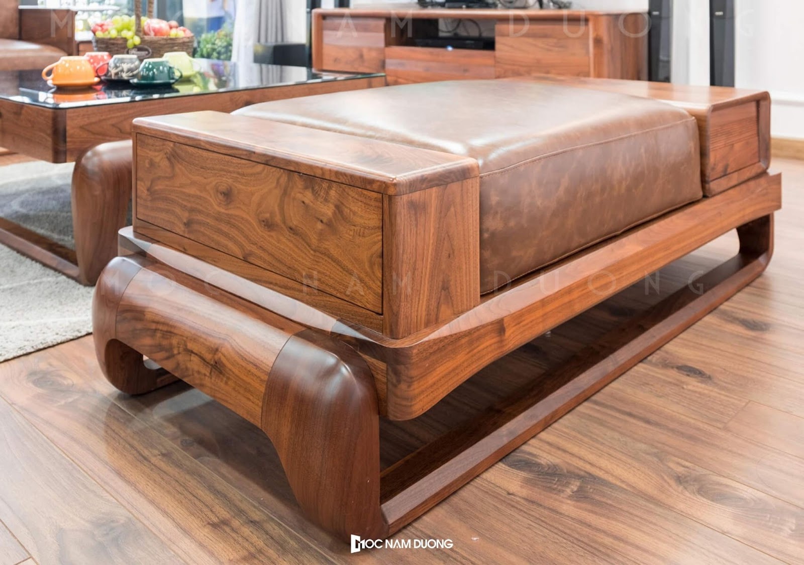 Sofa gỗ óc chó có tone màu nâu trầm bình dị, nhẹ nhàng kết hợp hệ vân ấn tượng