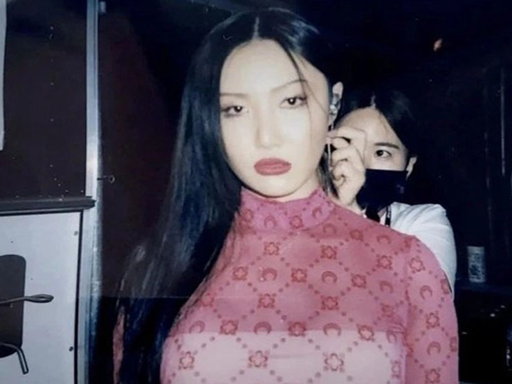 Thời trang - Nữ ca sĩ diện đồ xuyên thấu biểu diễn, không phải lần đầu tiên bị khán giả phàn nàn