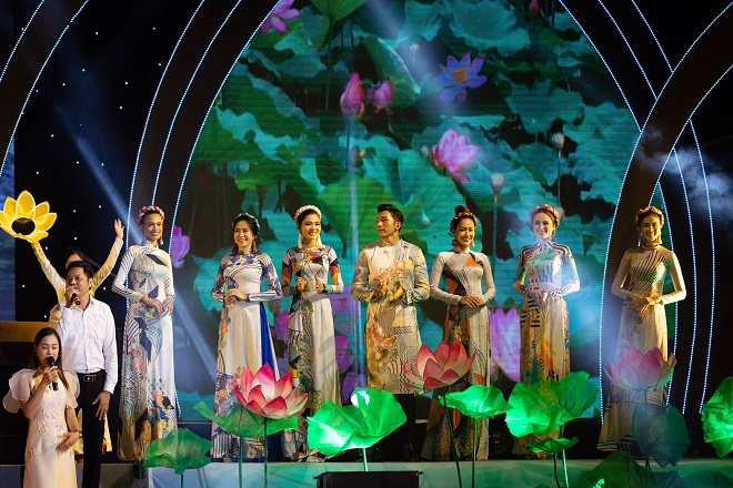 Hoa hậu Diễm Hương cùng nhiều nghệ sĩ tham gia Lễ hội Làng Sen