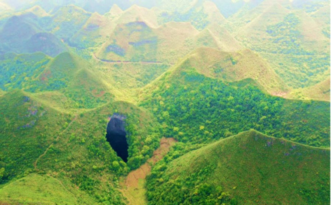 Many species of humanity have never known hiding under the giant sinkhole in China - 1