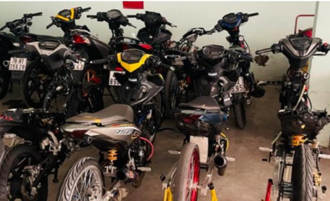 Hơn 20 xe độ chế được đưa về trụ sở Công an.