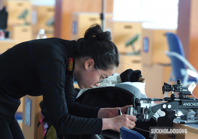 Close-up of the beautiful face of the 18-year-old female sniper who has just won a gold medal, competing at the SEA Games for the first time - 4