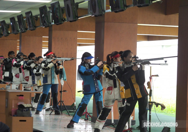 Close-up of the beautiful face of the 18-year-old female sniper who has just won a gold medal, competing for the first time at the SEA Games - 7