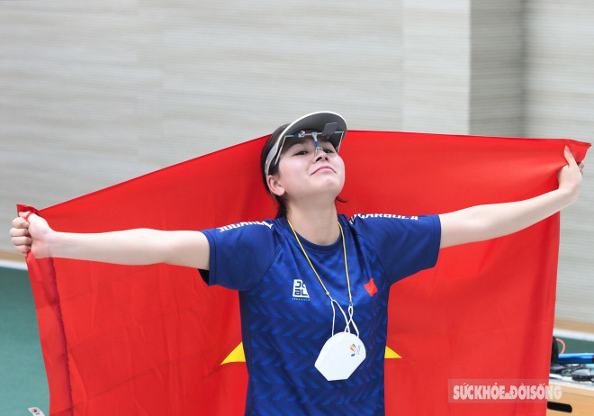 Close-up of the beautiful face of the 18-year-old female sniper who has just won a gold medal, competing at the SEA Games for the first time - 11