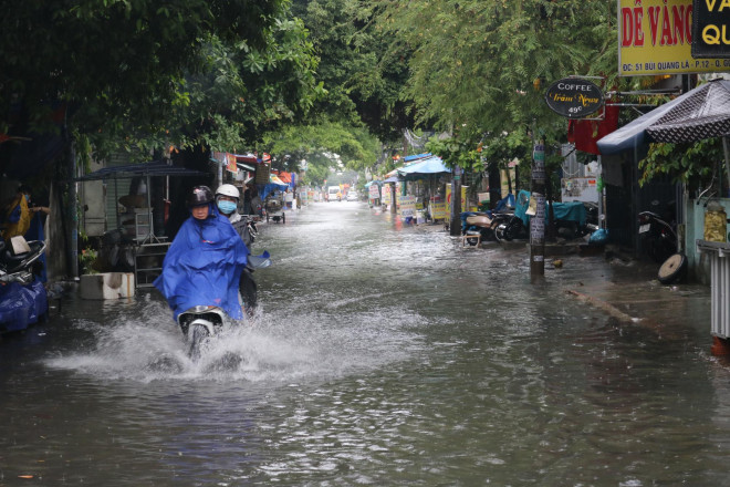 TP HCM: Đường thành sông sau cơn mưa lớn cuối tuần - 2
