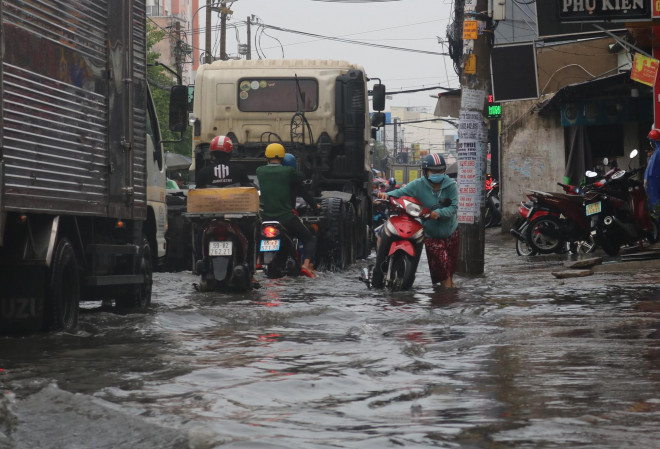 TP HCM: Đường thành sông sau cơn mưa lớn cuối tuần - 3