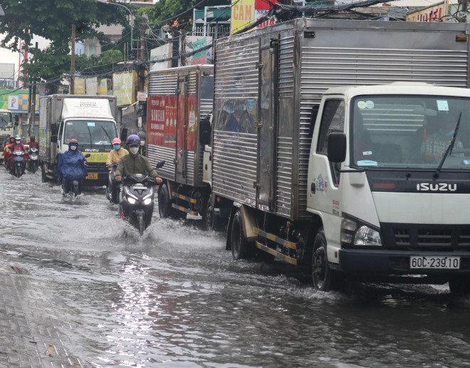 TP HCM: Đường thành sông sau cơn mưa lớn cuối tuần - 4