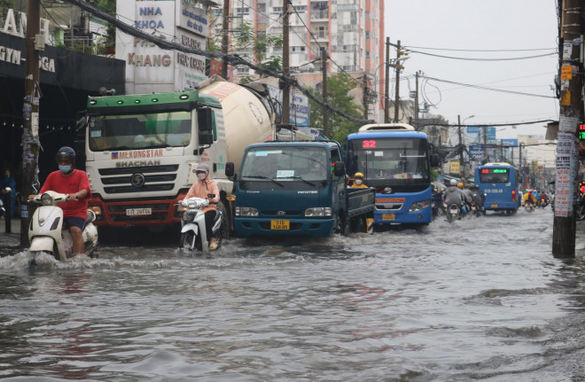 TP HCM: Đường thành sông sau cơn mưa lớn cuối tuần - 5