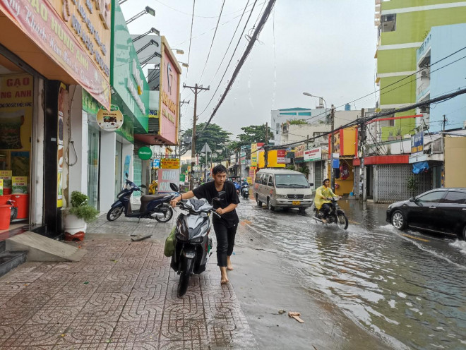 TP HCM: Đường thành sông sau cơn mưa lớn cuối tuần - 8