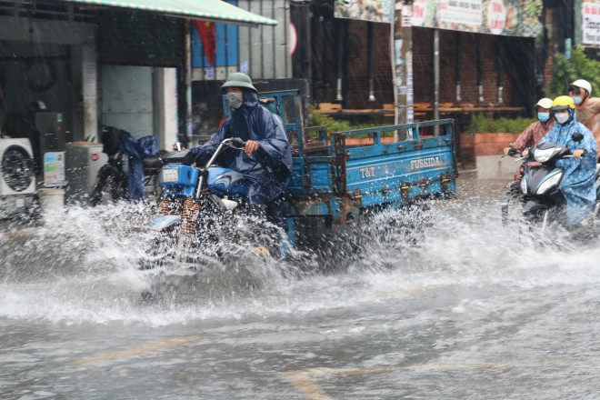 TP HCM: Đường thành sông sau cơn mưa lớn cuối tuần - 7