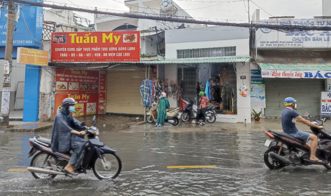 TP HCM: Đường thành sông sau cơn mưa lớn cuối tuần - 9