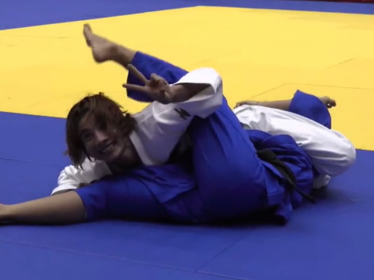 Thể thao - Nữ võ sĩ Việt vừa đè ngửa đối thủ vừa "cười, chào" CĐV, giật HCV dễ dàng