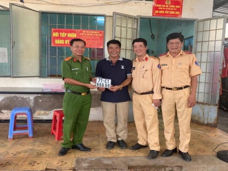 Tin tức trong ngày - Chủ xe máy bấm được biển số ngũ 6 tại công an xã