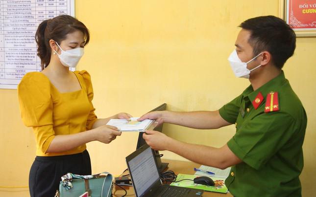 Công an xã Vĩnh Quỳnh (Thanh Trì) hướng dẫn người dân đăng ký xe máy.
