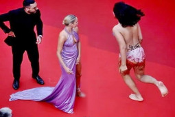 Đời sống Showbiz - Một người phụ nữ khỏa thân gào thét ở thảm đỏ Cannes 2022